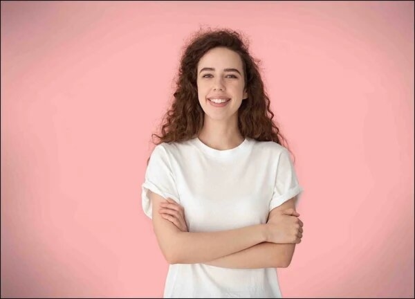 الجلوس مع تصالب الذراعين