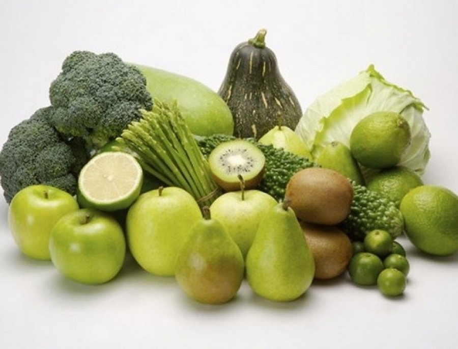 على خلفية بيضاء تظهر مجموعة من الفواكه الخضراء كالتفاح الاخضر و الاجاص و الكيوي و العنب و غيرشها 