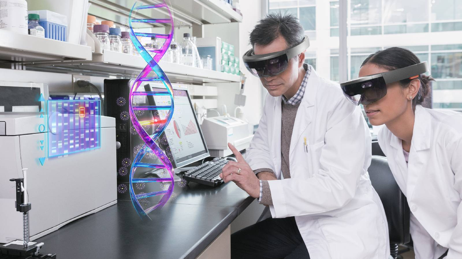 طبيب وطبيبه في المخبر يستخدمون النظارات الذكية للواقع الافتراضي في عملهم 