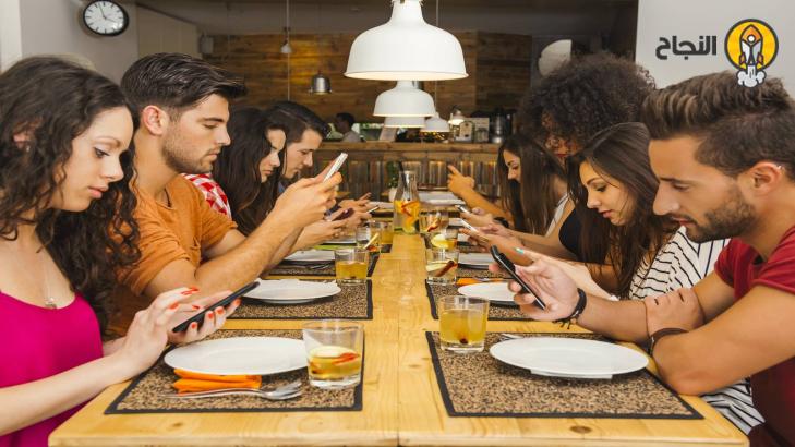 6 نصائح لقطع الاتصال بالتكنولوجيا لتحقيق التواصل الحقيقي