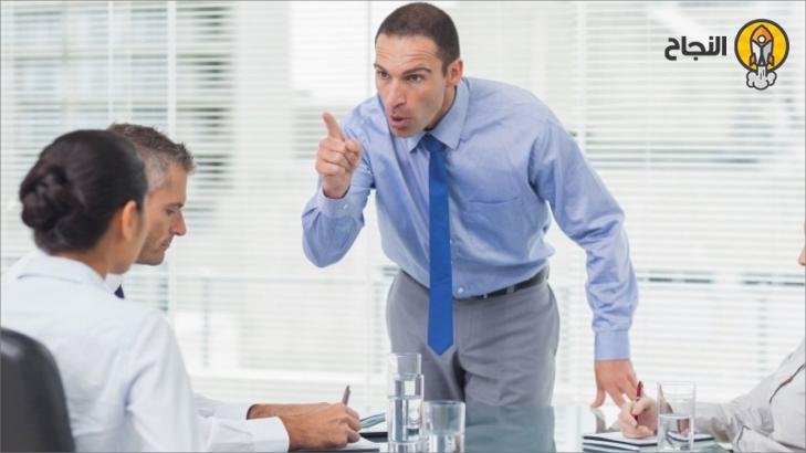 انظر لنفسك قبل أن تنتقد زميلًا في العمل