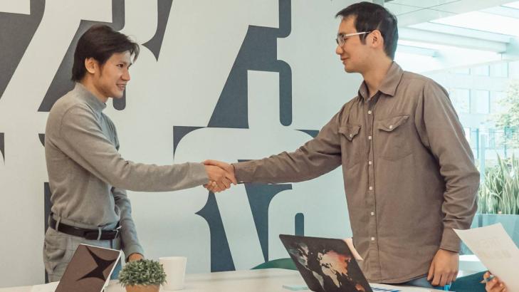 كيف يمكنك أن تؤثر في أي شخص بلمسة يد؟