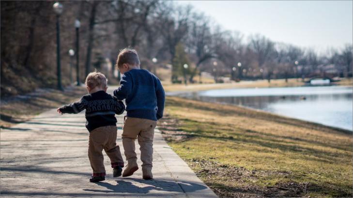 يوم الأخ العالمي مناسبة للاحتفاء برابط الأخوة
