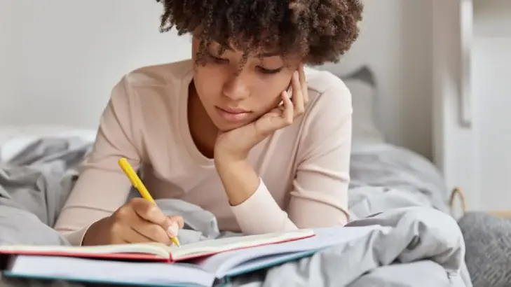 كيف يساعد تدوين المخاوف في تقليل التوتر المزمن؟ الطريقة العملية لتهدئة العقل