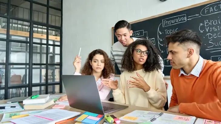 تطبيقات الذكاء الاصطناعي في الفصول الدراسية: كيف تساعد المعلمين والطلاب؟