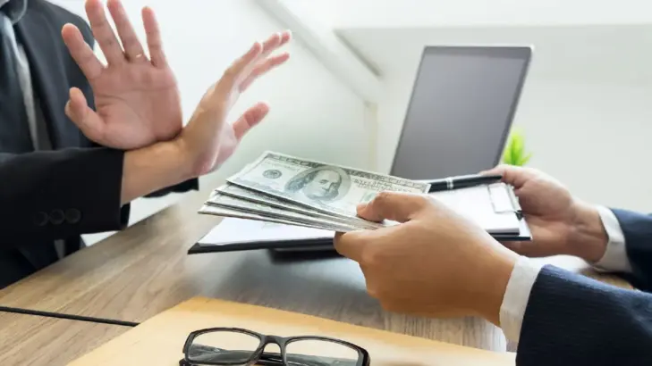 7 أمثلة ناجحة وفاشلة في مكافحة الفساد: دروس للإصلاح المؤسسي الفعّال