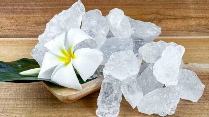 مادة الشب: الاستخدامات، والفوائد، والأضرار