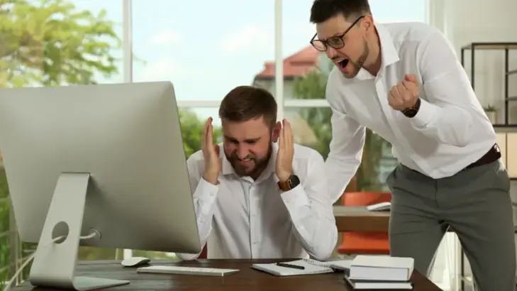 كيف تستعيد رفاهك في بيئة عمل خانقة؟