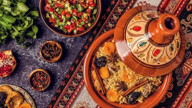 المطبخ المغربي: رحلة بين النكهات والتوابل
