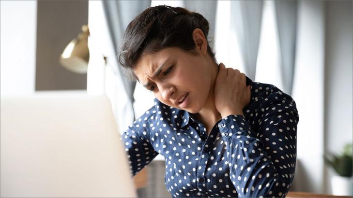 آلام العنق الناتجة عن العمل في المكتب وتقنيات علاجها