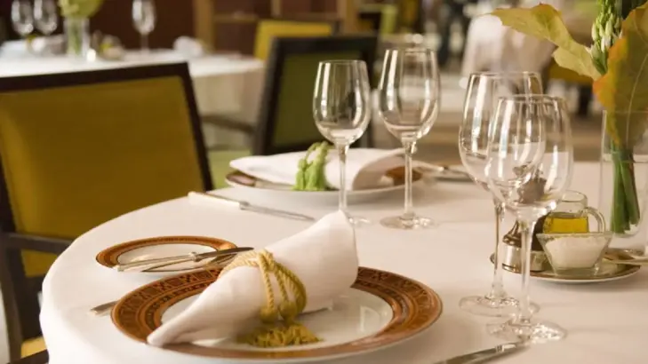 كيفية ممارسة إتيكيت الطعام في المناسبات الرسمية