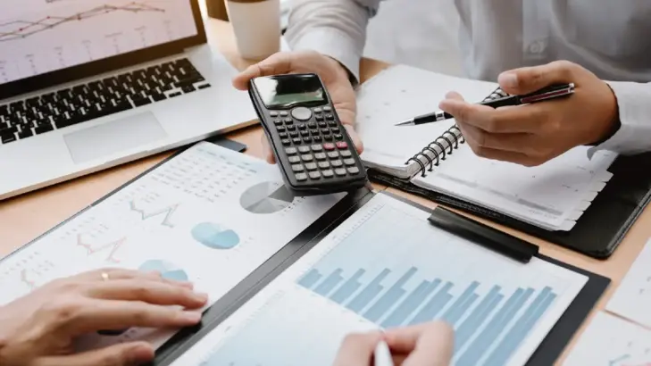 التخطيط المالي الاستراتيجي: كيف تضع وتنفِّذ خطة مالية طويلة الأمد بفعالية؟