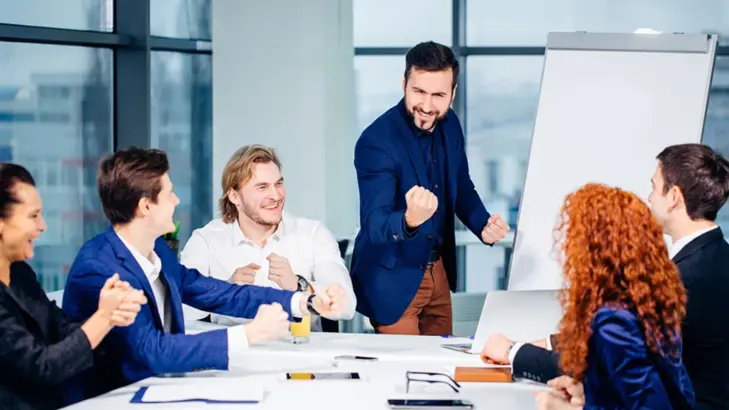 الكوتشينغ كأداة لتحسين أداء الفِرق: كيف يمكن للمديرين استخدامه لتحفيز فِرقهم؟