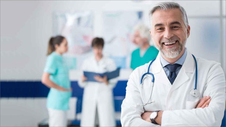 كيف تقنع شخصاً قريباً لك في زيارة الطبيب؟