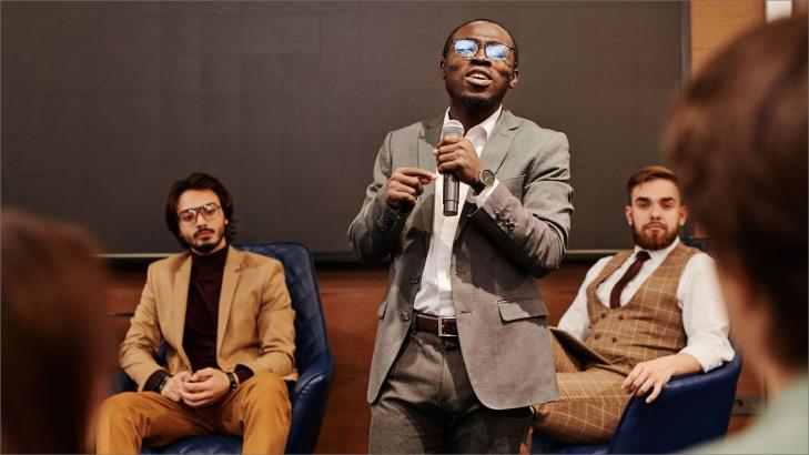 17 خطوة للتحدث بثقة وتحسين نبرة صوتك (الجزء الأول)