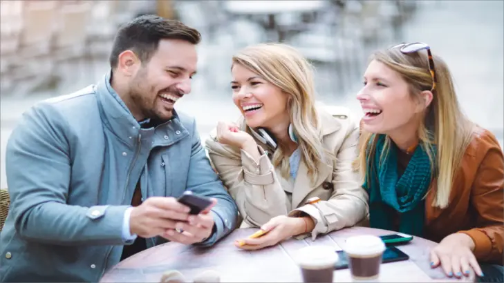 كيف تكون شخصاً محبوباً ومقبولاً لدى الآخرين؟ نصائح عملية لبناء علاقات إيجابية