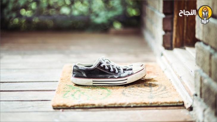 هل يمكن للملابس والأحذية نقل فيروس كورونا إلى منزلك؟