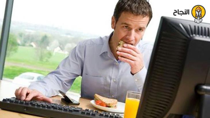 6 سلوكيات خاطئة تزيد من وزنك في العمل